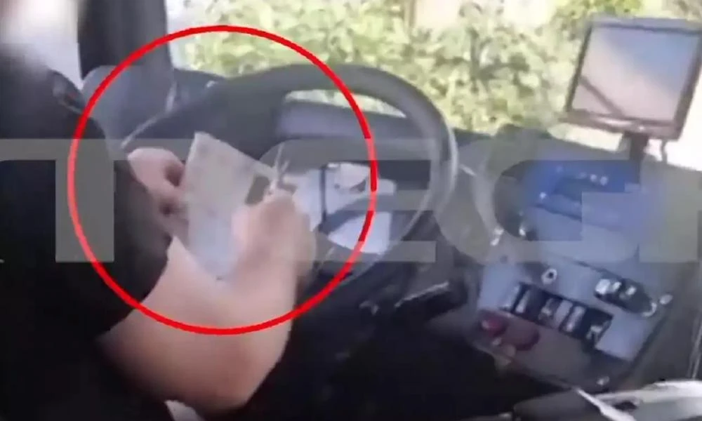 Κηφισιά: Οδηγός λεωφορείου λύνει σταυρόλεξο ενώ εκτελεί δρομολόγιο